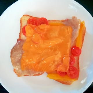 イベリコ豚とトマトパプリカチェダーチーズトースト
